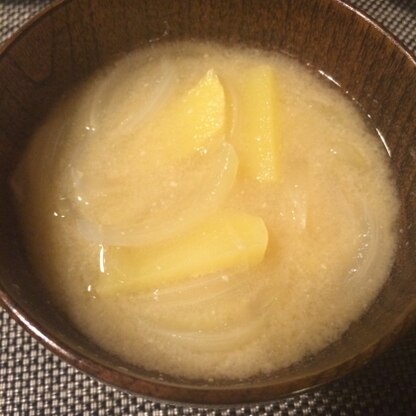 ほくほくとじゃがいもと玉ねぎの甘みがとてもマッチして美味しいお味噌汁かできました(*^^*)